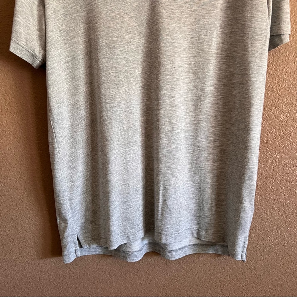 Travis Mathew Gray Polo Shirt Sporty Design Size Large - Picture 3 of 9